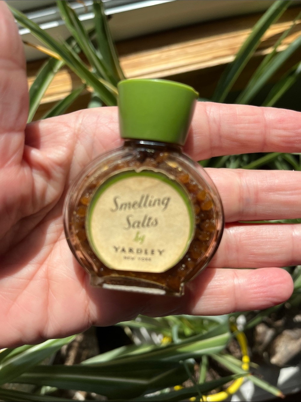 Vtg YARDLEY Of LONDON NEW YORK, NY Smelling Salts In Glass Jar Green Cap **READ*